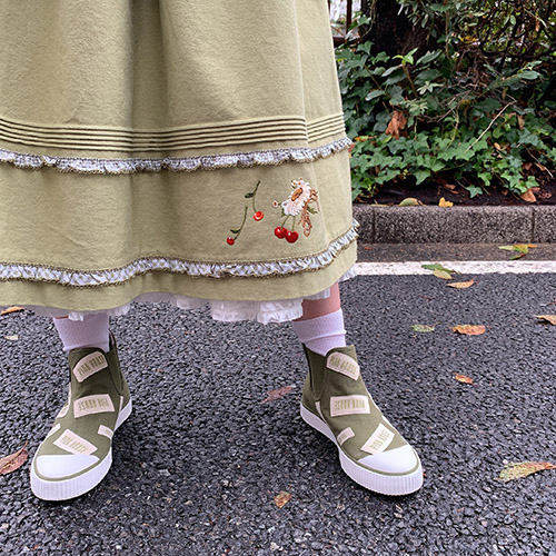 【OUTLET】雛菊とさくらんぼ刺繍入りデニムスカート