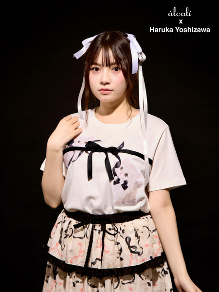 【alcali x Haruka Yoshizawa】マンチカンリボンTシャツ