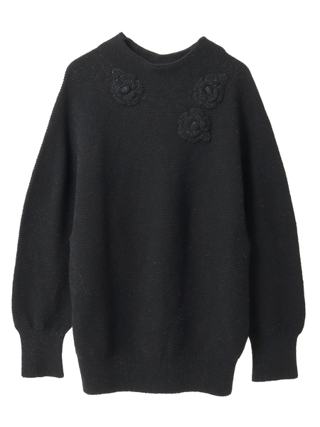 フラワーモチーフ付きボトルネックニット