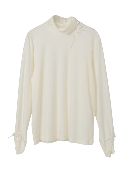 フラワーモチーフ付きタートルネックカットソー